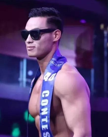 他身高183公分,胸肌硕大差点把衬衫撑爆,这身材简直绝了