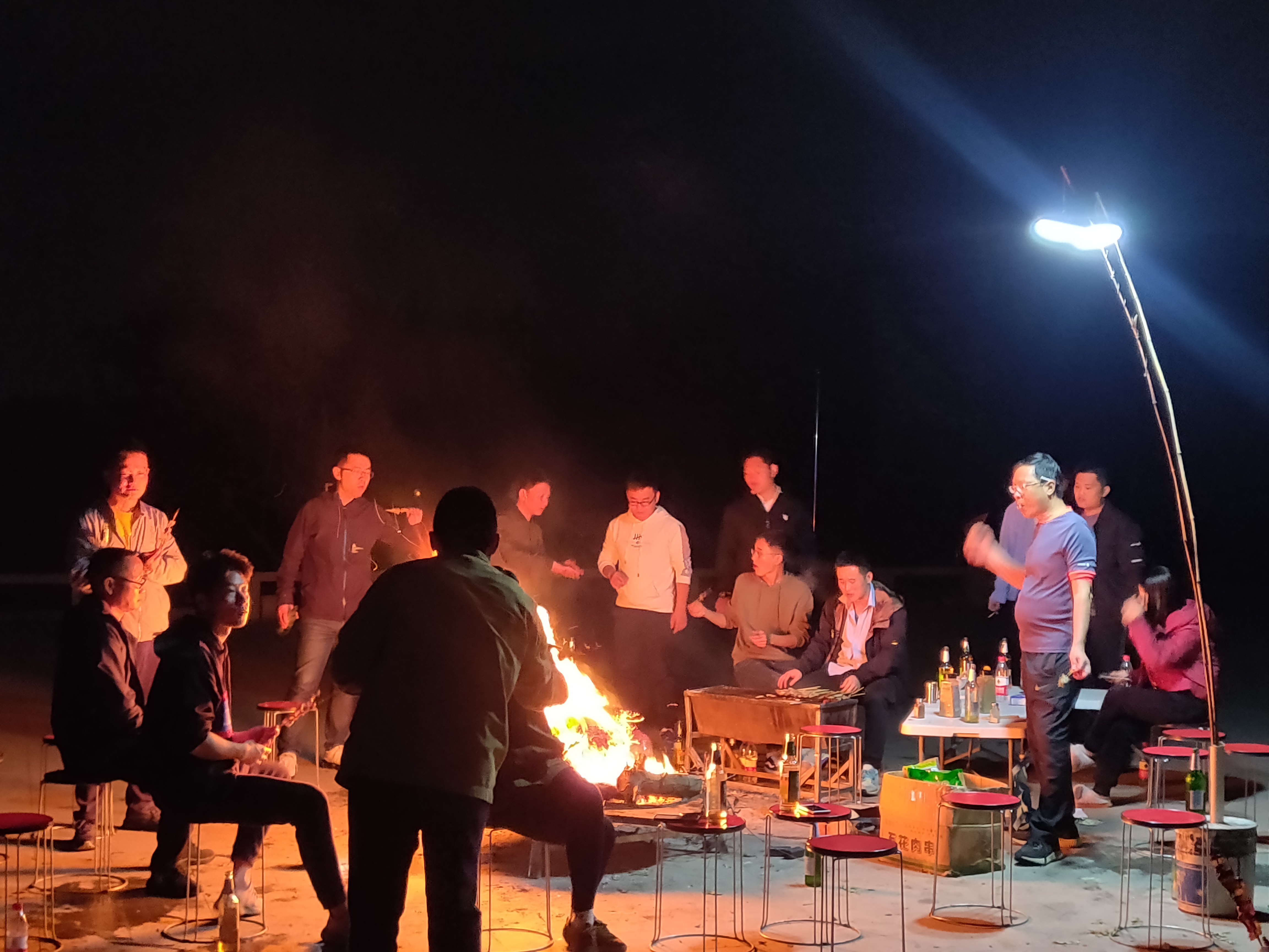 三山岛夜摊人偶遇亿万富翁