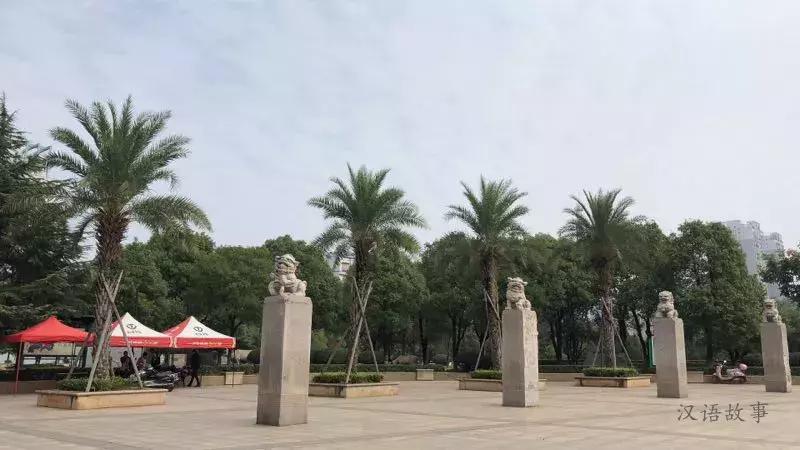 女儿是父母贴身的小棉袄(中英对照)