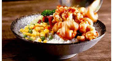 在被摆上餐桌之前,小龙虾也曾让世界人民倍感绝望(菲李漫画)