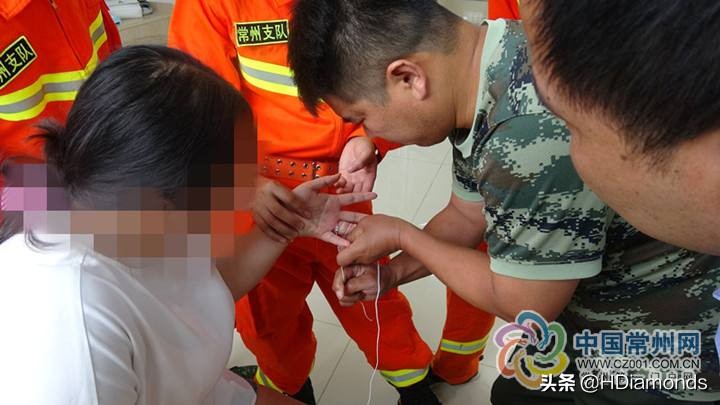 戒指取不下来怎么办最佳的方法,戒指掉蹲坑了怎么才能捞上来