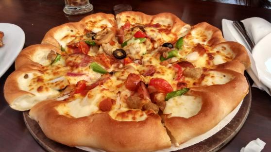 摆摊卖披萨生意惨淡,曾经商业大佬现状