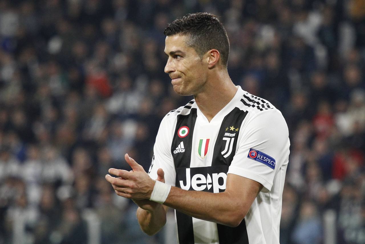 三人相撞,C罗不惧受伤,这样一个“硬汉”C罗,依然让人又爱又恨