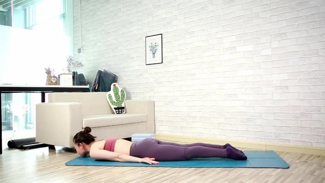 趴着扩胸开背运动,打开胸腔告别含胸驼背