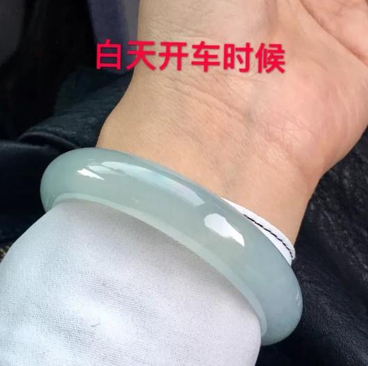 翡翠戴久了发黄是买到假货了吗,翡翠只要有荧光反应的全是假货吗