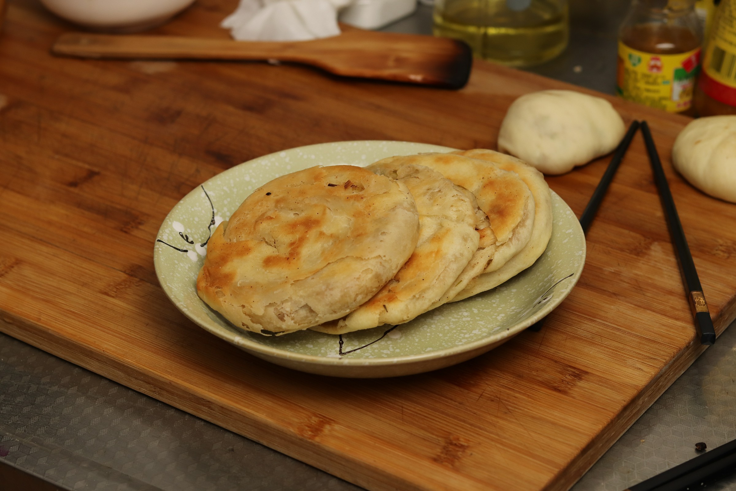 葱油饼的面要揉硬还是软一点,做葱油饼面和硬了怎么补救