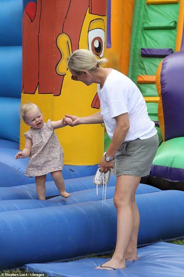 安妮公主四孙女齐聚草地，最小莉娜学走路，撞脸表哥路易小王子