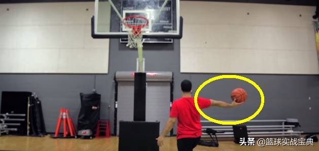 如何防住高个子的三步上篮,小个子好用的过人连招