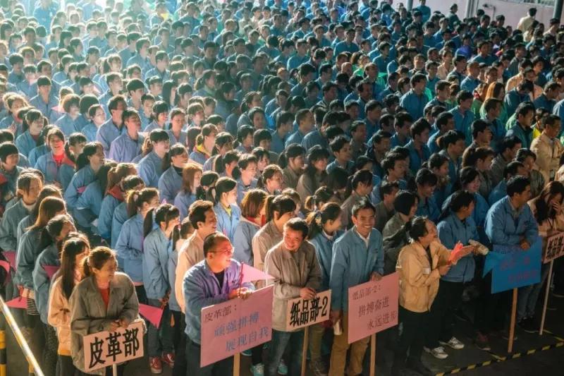 他用20年，拍下了流水线上的一代“打工人”