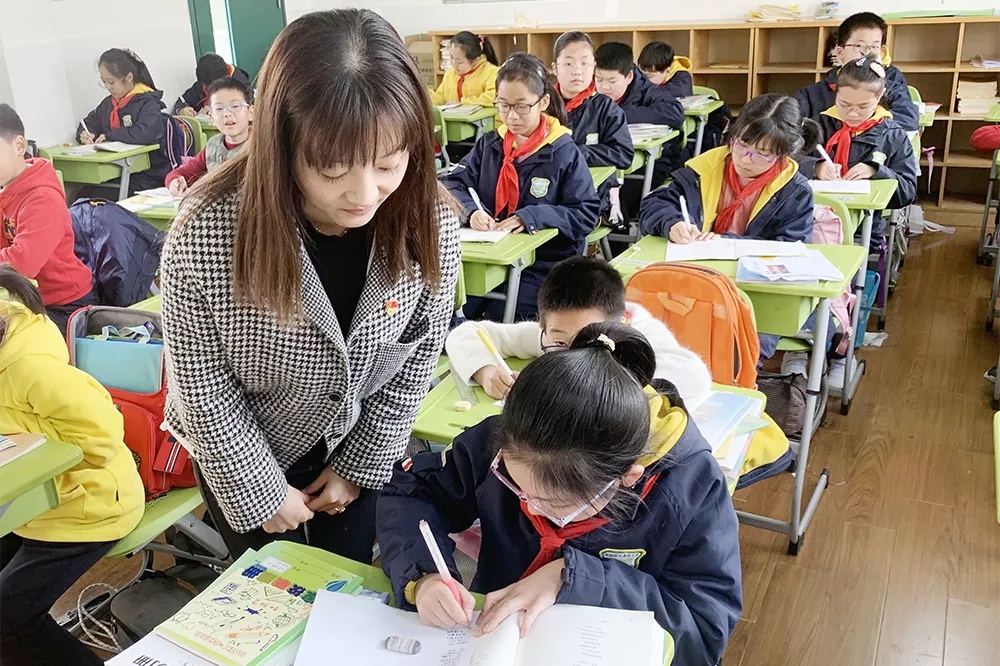 宝山这所学校“延时更延爱”的举动让“课后三点半”不再是问题!