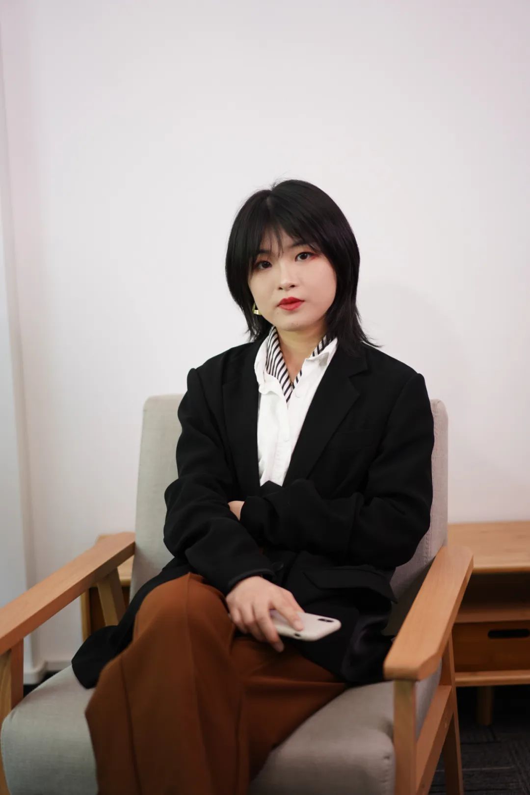 丝巾的5种时髦系法学起来,春季丝巾系法大全搭配大衣