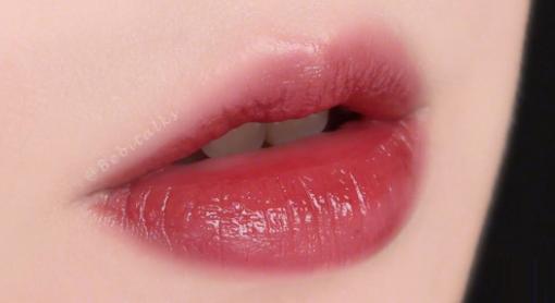 接近三十的女人适合什么样的口红,四十岁女人最适合的口红色号