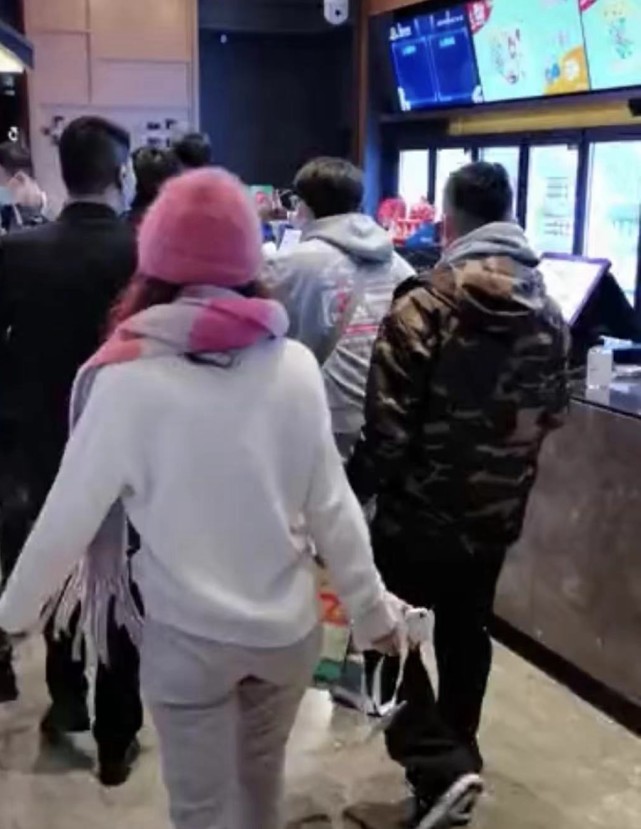 成龙宣传电影腰伤,成龙腰伤复发走路图片