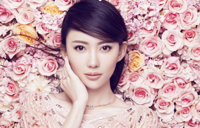 爱情公寓里的诺澜是不是整容了,爱情公寓诺澜认出曾小贤