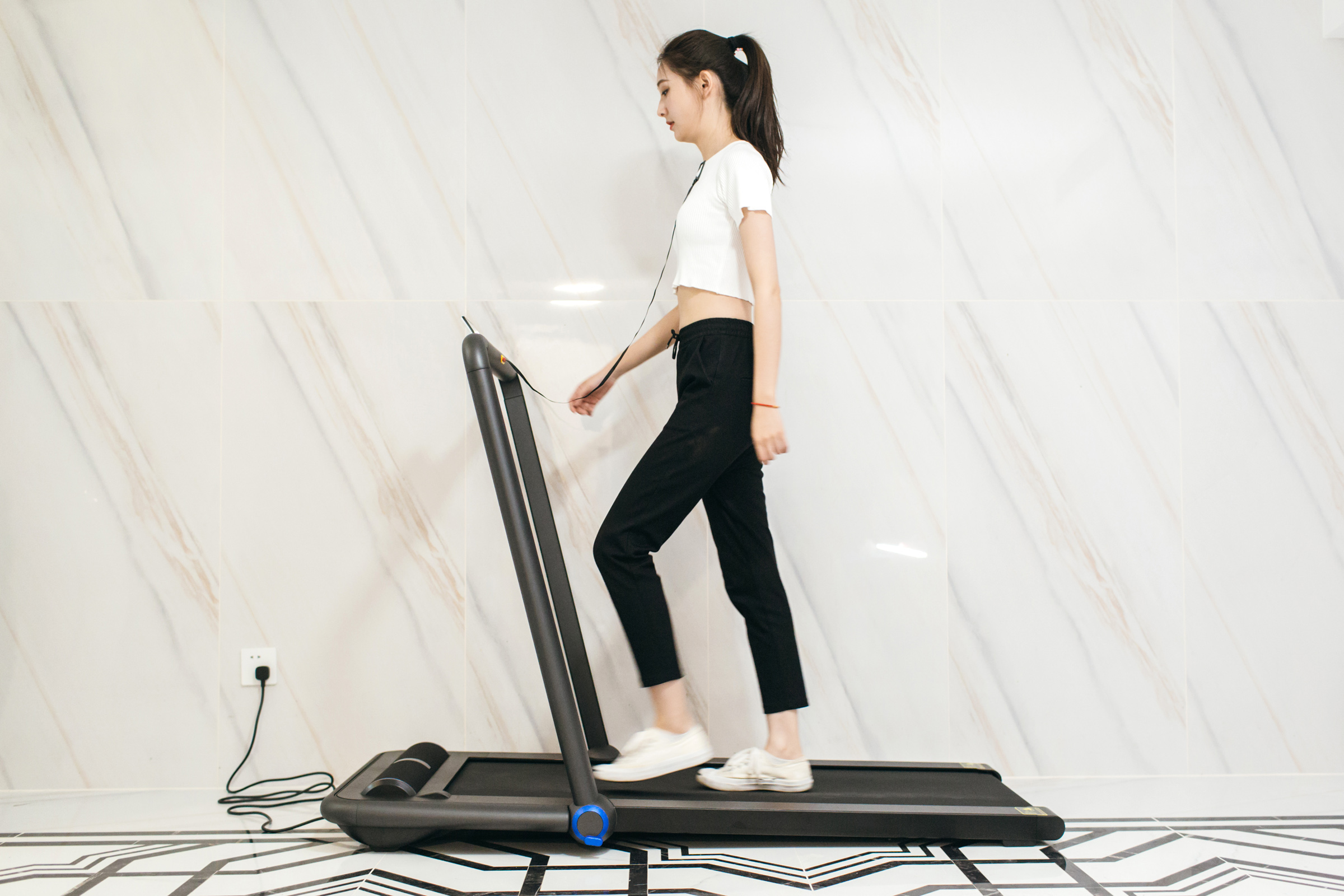 天猫精灵!小姐姐想跑步-小米有品小金K12语音跑步机体验