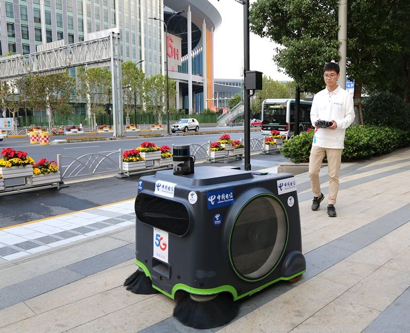 走进进博会|5G：1秒就能*载下**一部高清电影，卡一下都很难