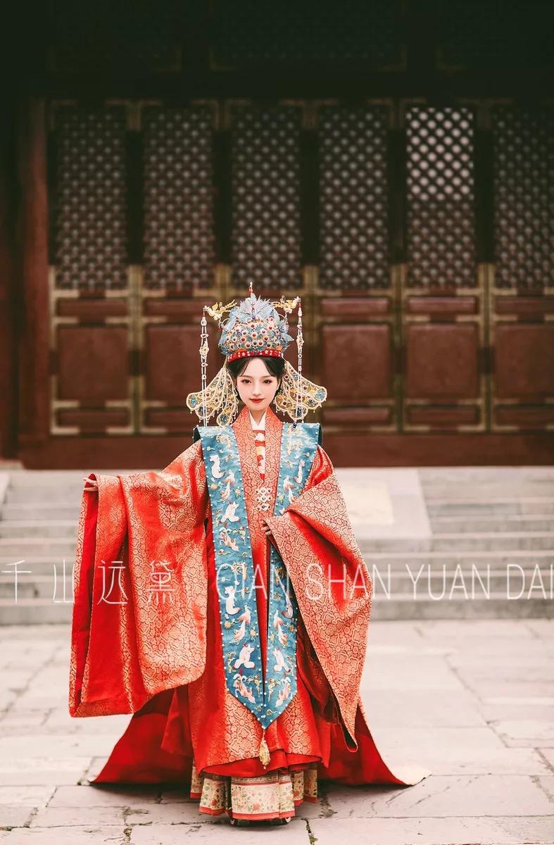 汉服婚服有两种颜色可选,关于汉服婚服