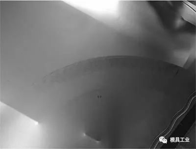 汽车后门角边有点凹进去怎么修复,汽车后门有弧度怎么刮腻子