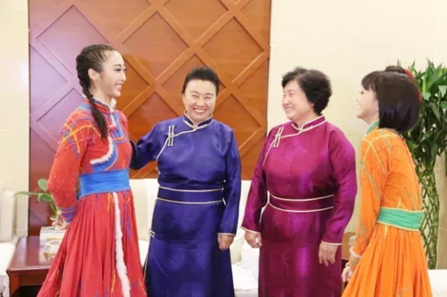 龙梅和玉荣保护羊群故事总结,龙梅和玉荣保护羊群故事