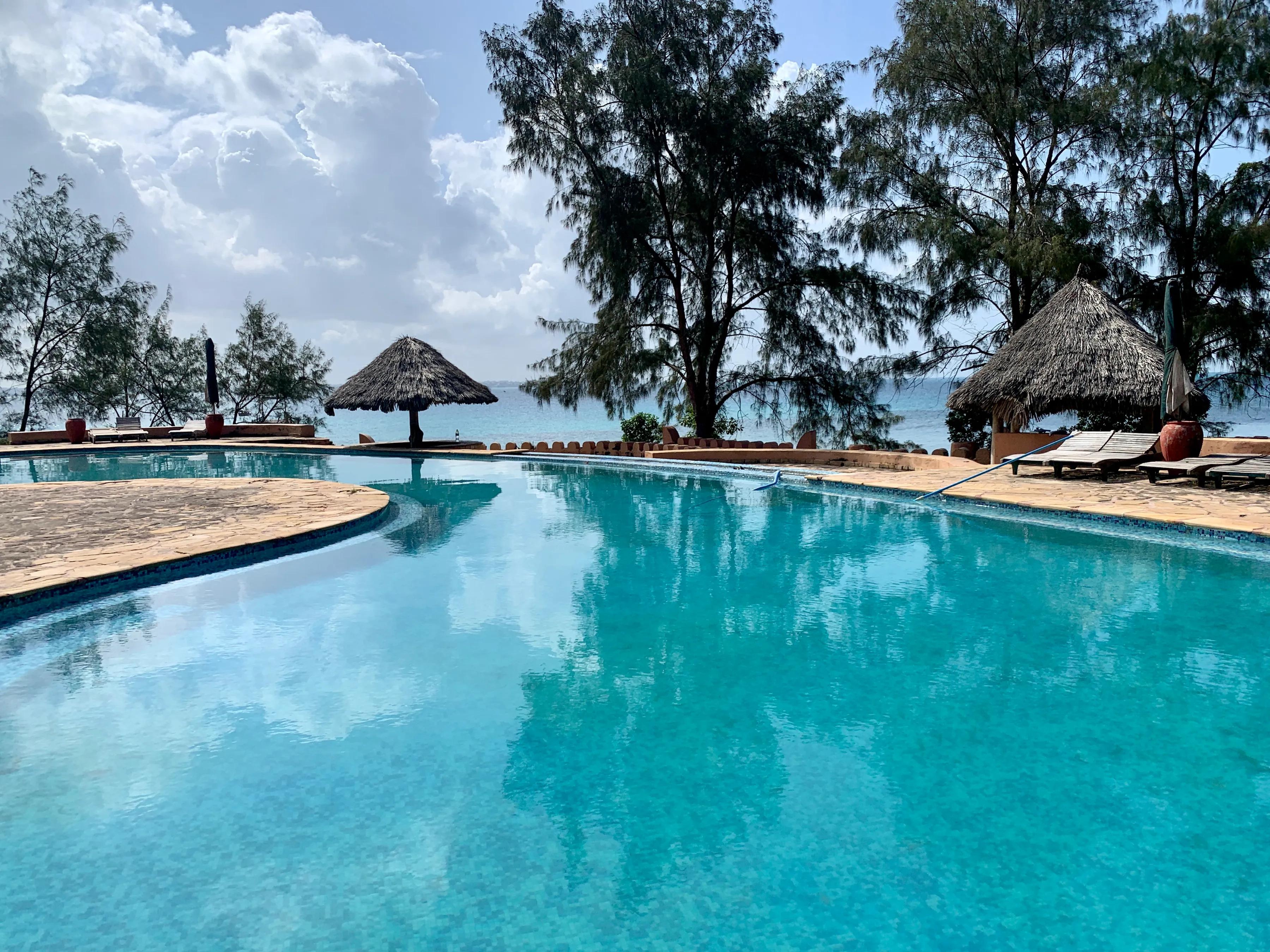 在非洲桑给巴尔为青光眼患者做手术