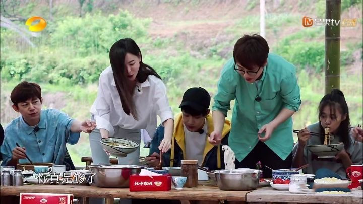 何炅为什么能成为主持界的常青树,1998何炅央视工作经历