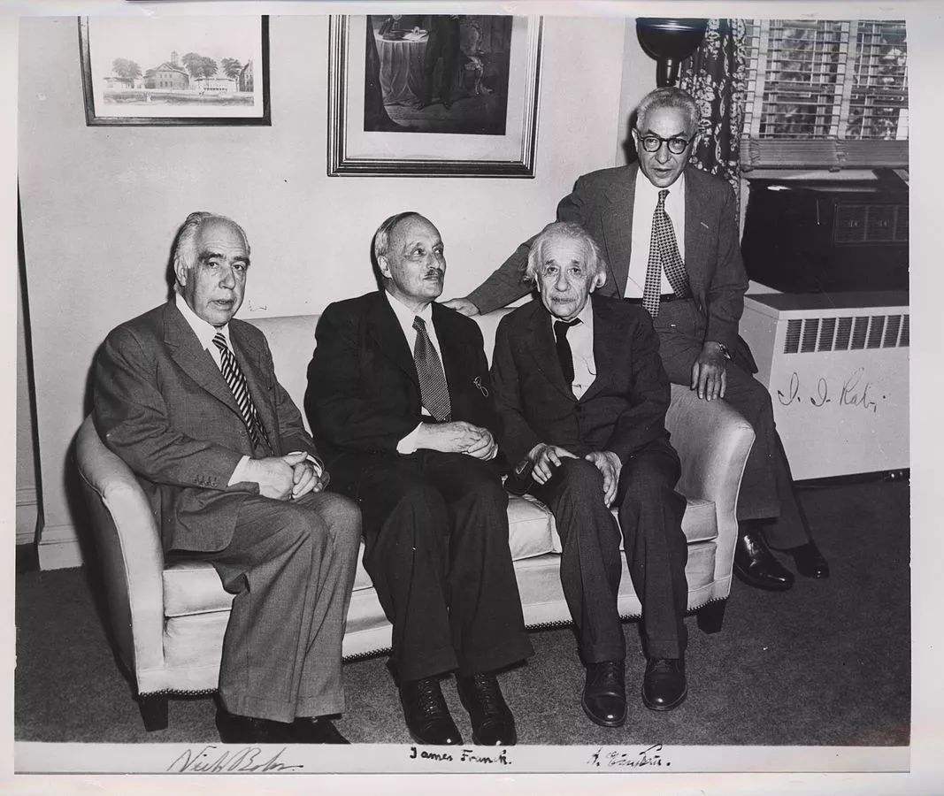 爱因斯坦与玻尔争论内容,爱因斯坦和玻尔天才简史