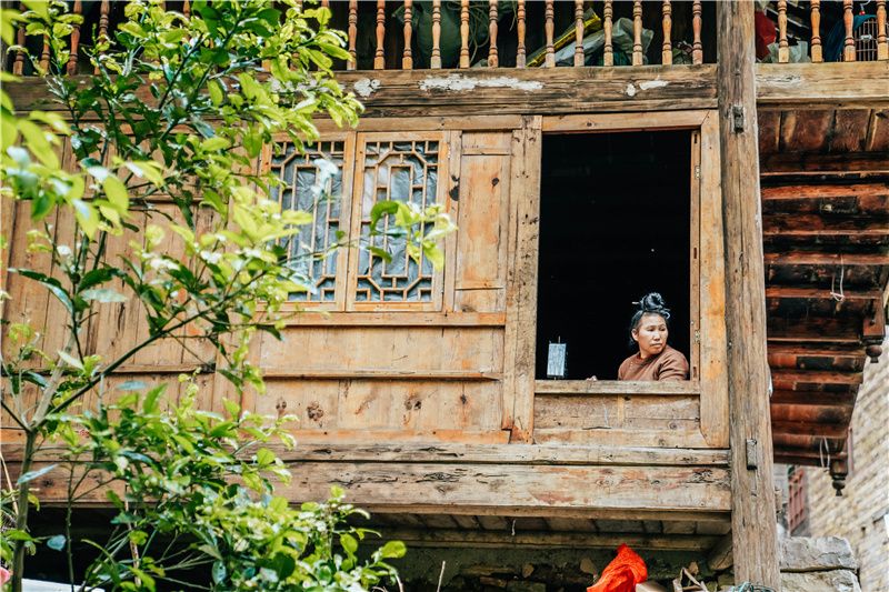 贵州旅游被带去银饰非遗传承馆,贵州千户苗寨银饰一条街