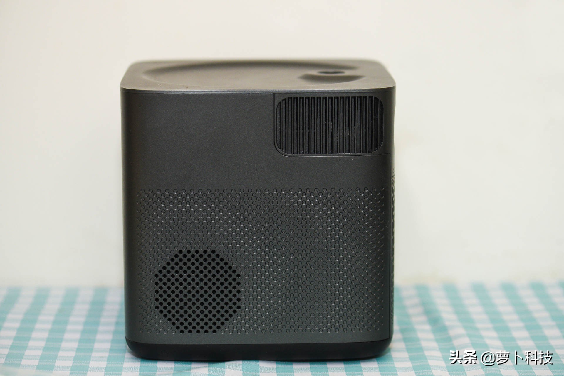 家用投影评测大眼橙,极米z8x用什么投影幕布比较好