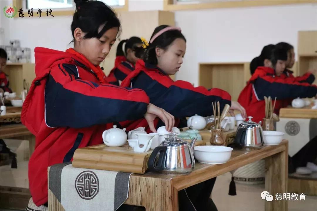 一所充满爱的学校,这是一所漂亮的学校英语