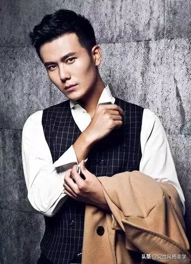 男生上圆下尖脸型适合的清爽发型,下宽上窄的脸型男士发型