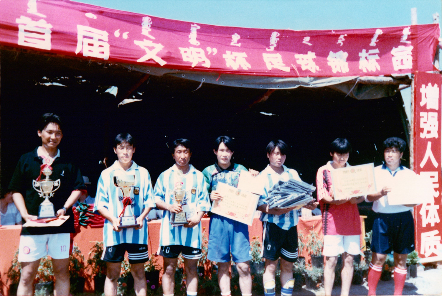 鄂温克雄鹰,展翅翱翔