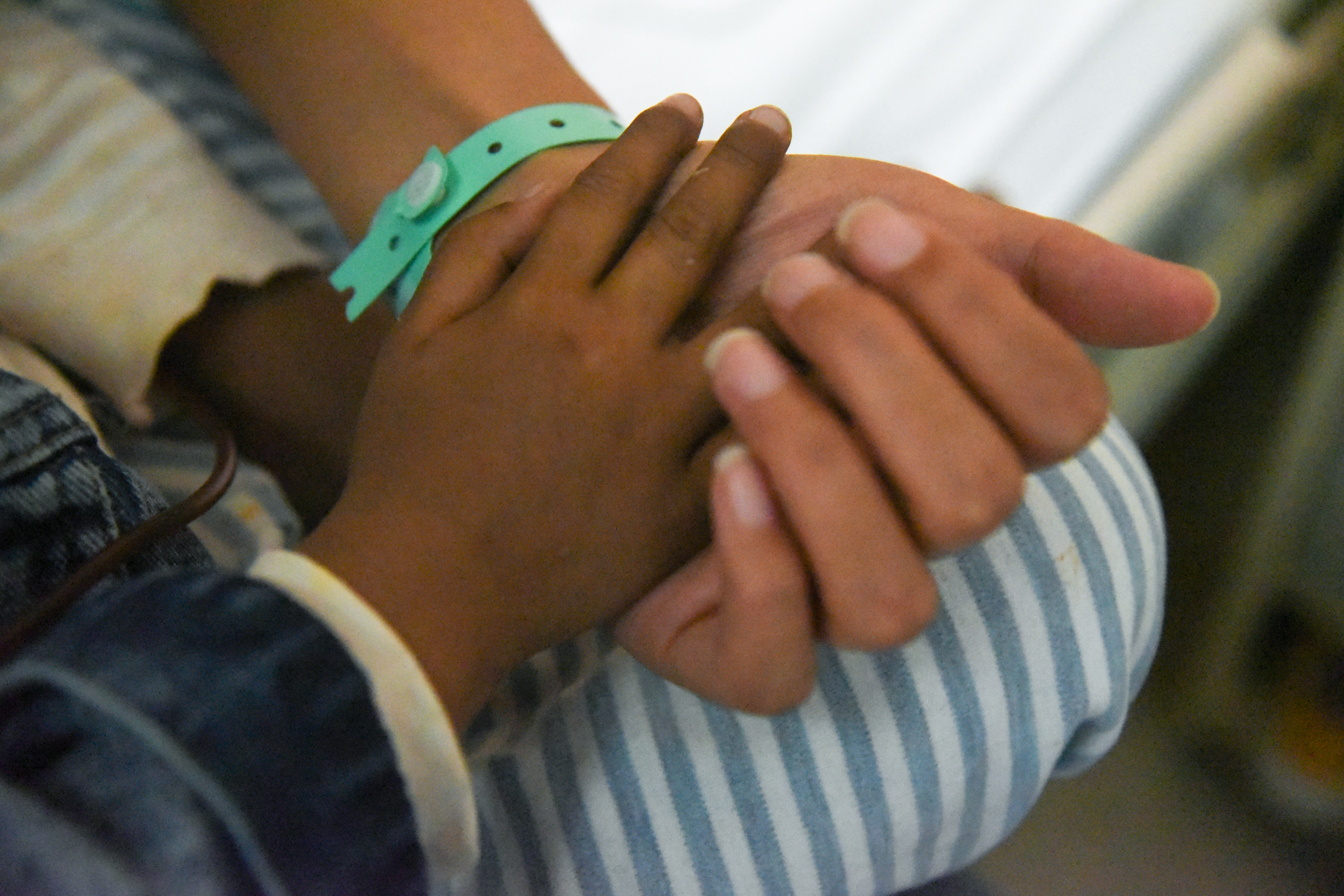 两岁男孩靠止疼药度日，如今四肢发黑痛哭到午夜，父亲为此熬白头