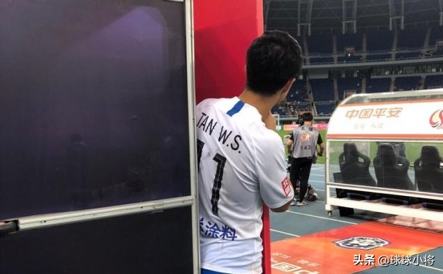 他少小成名，绰号“菜刀后卫”，如今成了天津泰达队的镇队法宝