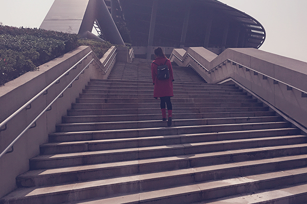 走路的时候经常打软腿怎么回事,走路腿老打颤是什么原因