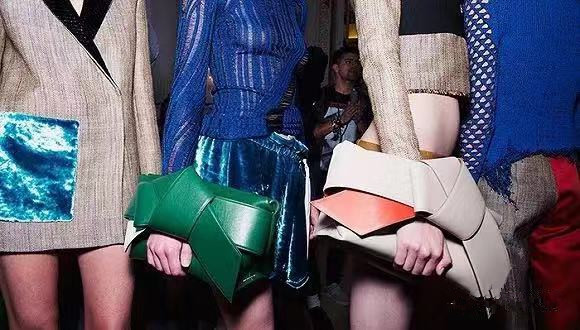 大蝴蝶结怎么搭配好看图片,细跟蝴蝶结穿衣搭配