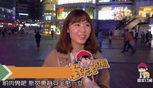 杠铃卧推和哑铃哪个更好拉伸胸肌,练胸肌最好用器械还是哑铃