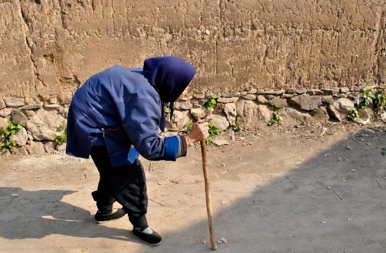 老人屁股到左腿疼一般什么原因,老人屁股的骨头痛到底是什么原因