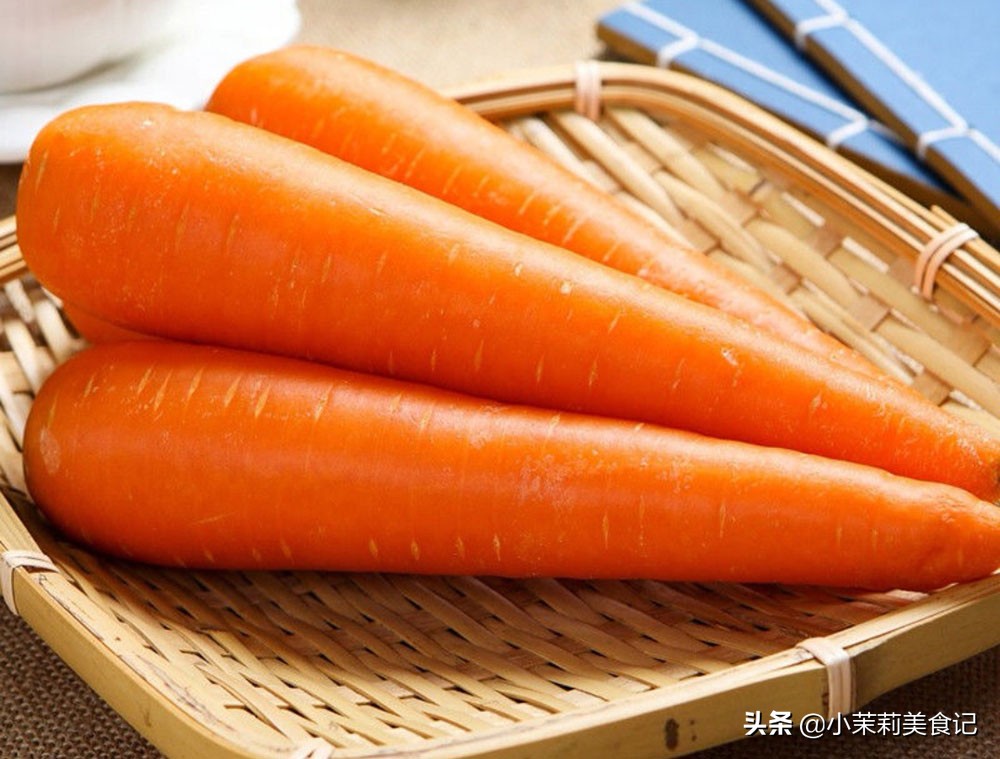 秋天买胡萝卜，选带泥的还是干净的？区别挺大，买错营养差不好吃
