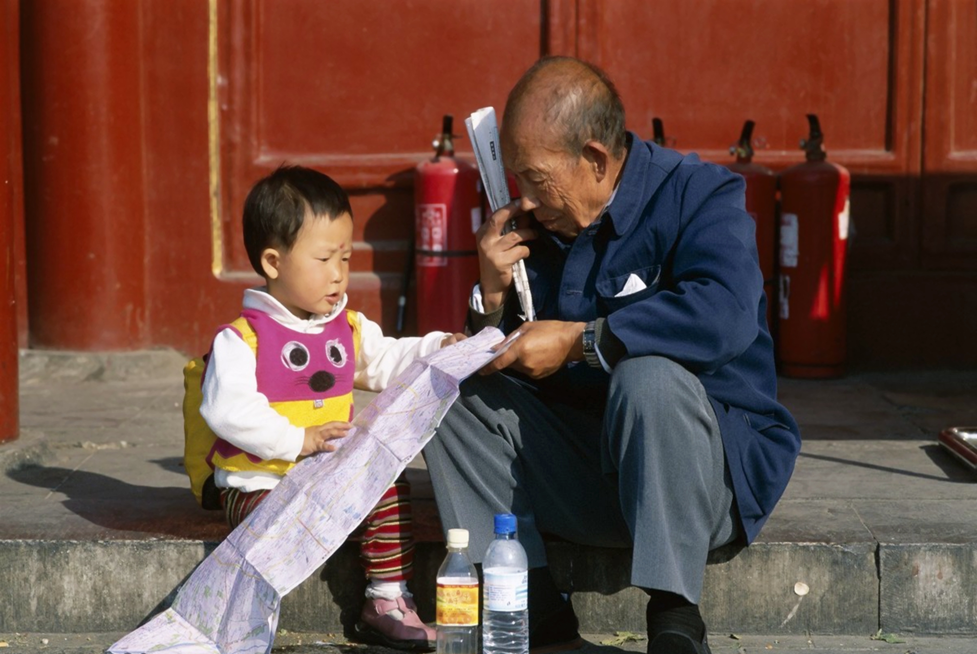 孙子外孙一字之差，老人给“压岁钱”差太多，宝爸气不过当场离席