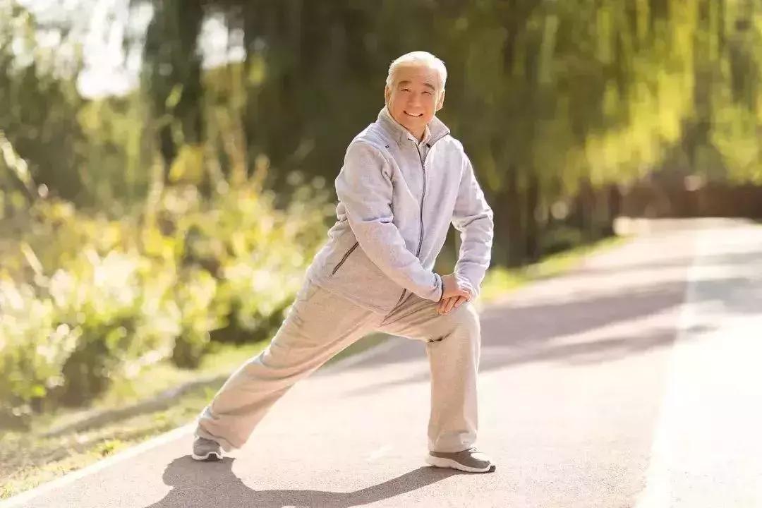 关节咔咔响疼痛怎么治疗,胳膊一动关节就咔咔响是怎么回事