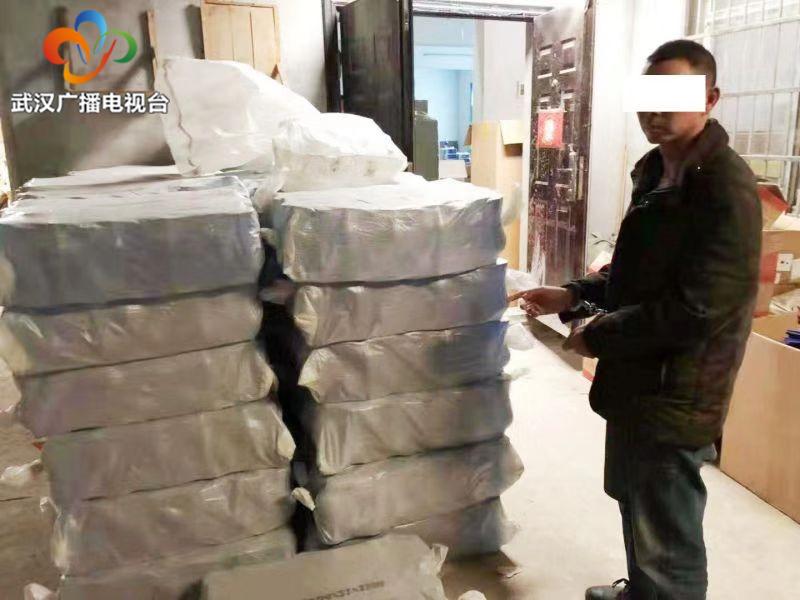 警方端掉一个假酒黑作坊,制假窝点假酒