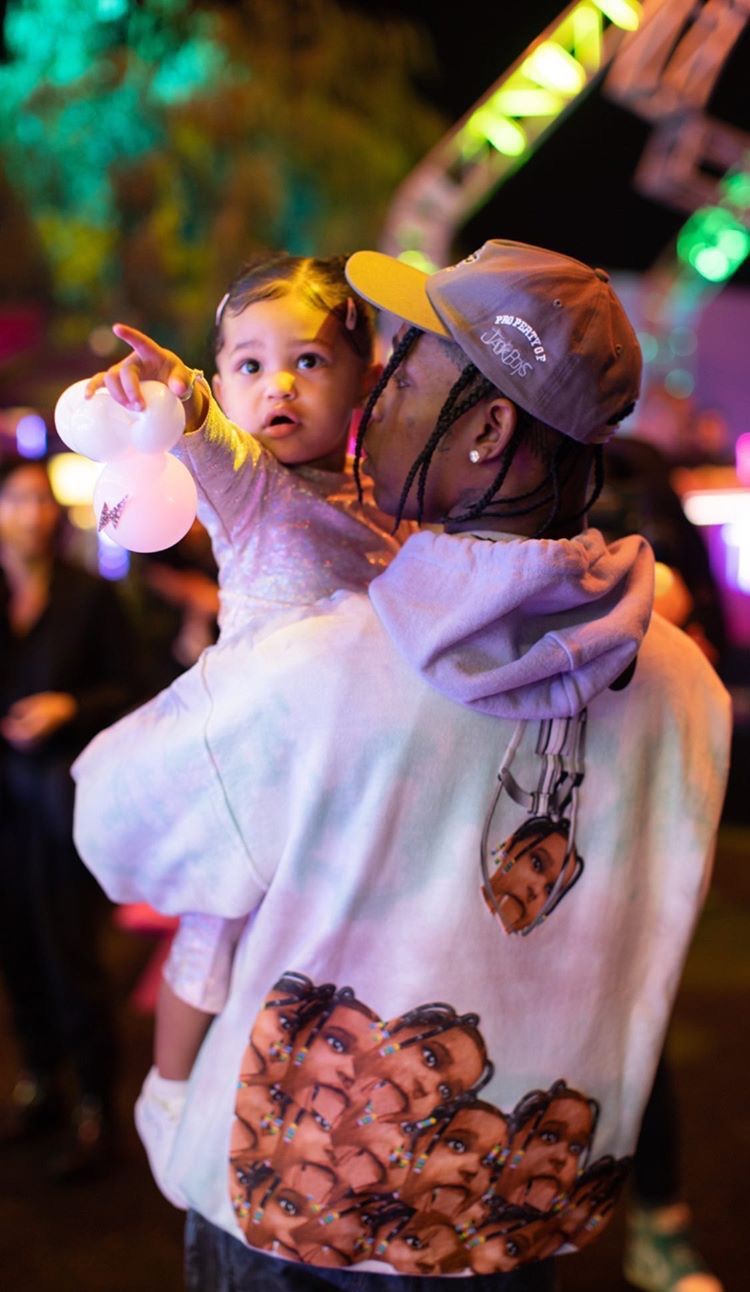 kylie穿搭合集,凯莉kylie巴黎时装周撞衫