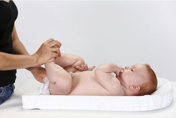 宝宝拉完臭臭要喂奶粉吗,宝宝拉完屎擦完屁屁还是臭的