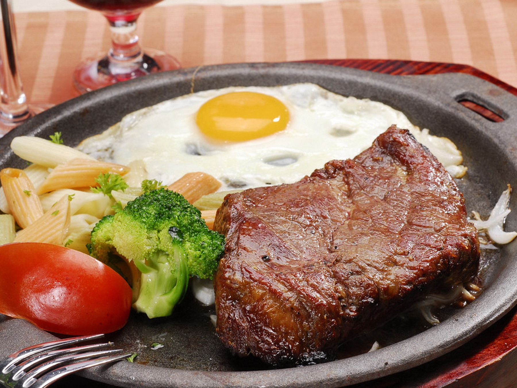 西餐厅给一杯柠檬水是干嘛的,吃西餐为什么上一杯白开水