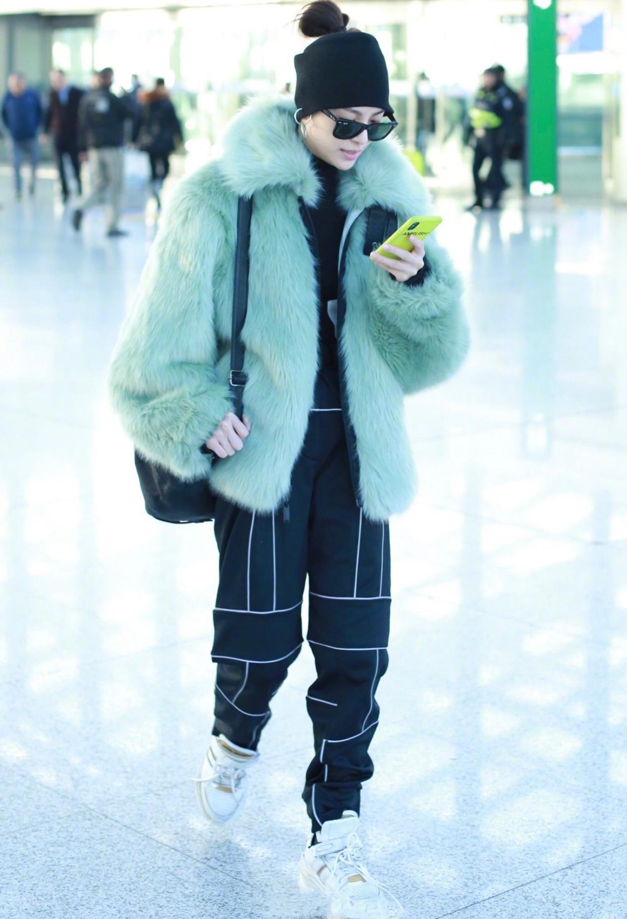 不懂大衣的廓形劝你别乱穿,皮草大衣怎么穿搭