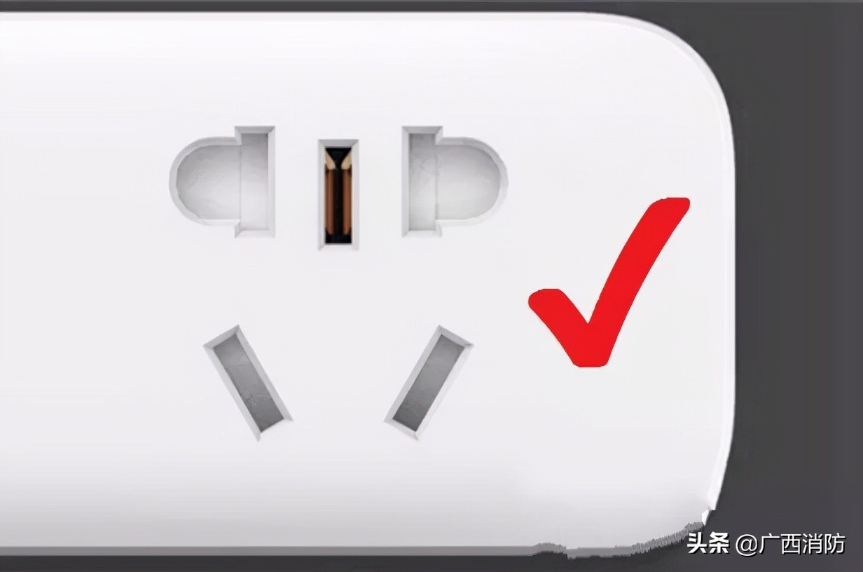 小学生一个动作吓坏全世界,孩子手被电烧黑怎么处理