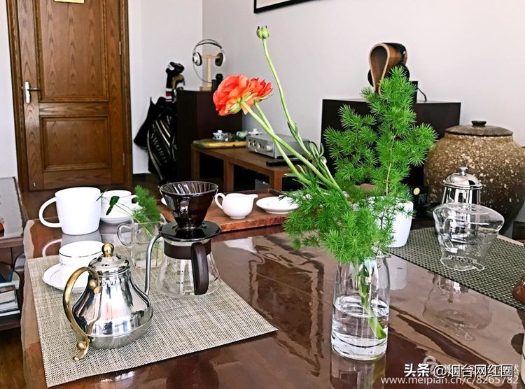 喜欢咖啡，因为那种独特的色香味。色泽凝重，透着忧郁和冷寂