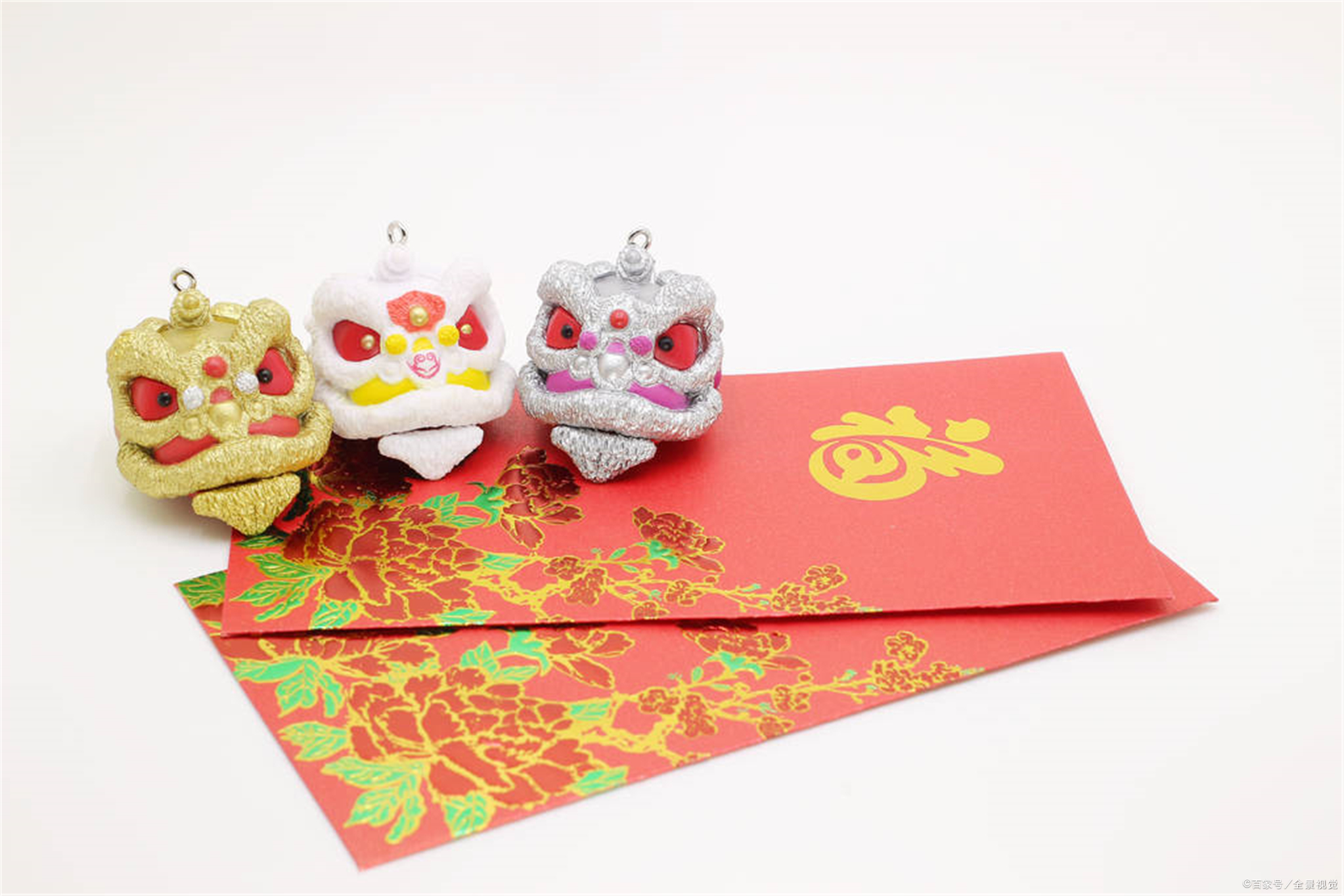 大学四年被当提款机，毕业后男神主动追我，背地里却说我恶心