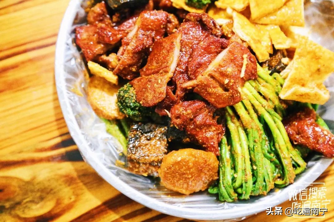 走错2次路,问了3个路人,终于找到偏僻小巷里的这家炸串店!