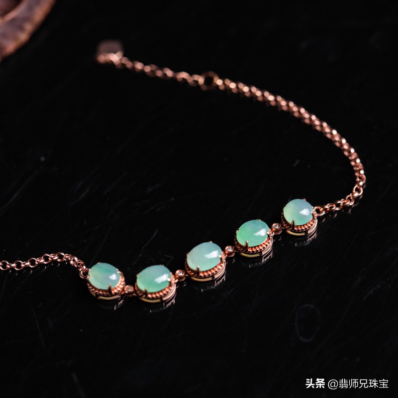 间隙那么多，结构那么复杂，翡翠手链平时该如何清洗、保养？